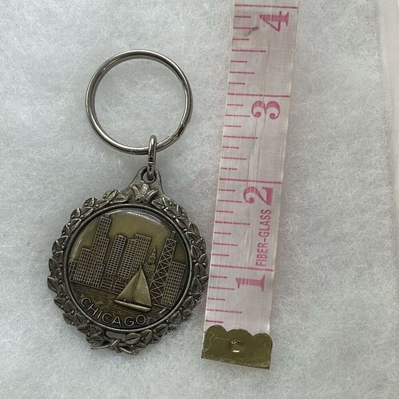 Vintage Chicago lake skyline scene keychain in pewter - Picture 5 of 8